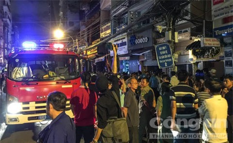 Cháy nhà tại khu phố Tây, nhiều người hốt hoảng