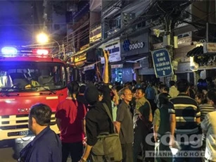 Cháy nhà tại khu phố Tây, nhiều người hốt hoảng