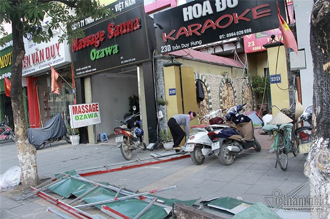 Cháy quán karaoke ở Hà Nội: Biển quảng cáo bị vứt đầy đường