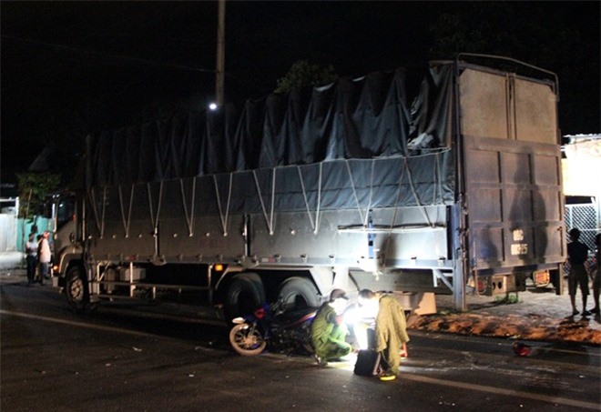 Đâm vào xe tải đậu bên đường, người đàn ông tử vong tại chỗ