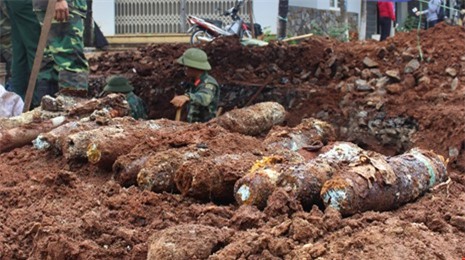 Phát hiện 80 quả đạn còn nguyên thuốc nổ giữa khu dân cư