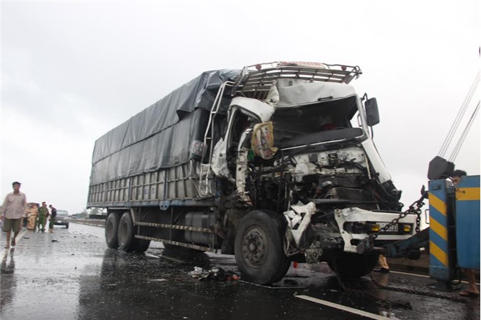 Tai nạn kinh hoàng, người đàn ông mắc kẹt trong cabin tử vong