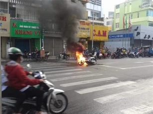 Xe SH bất ngờ bốc cháy, lái xe "bỏ của chạy lấy người"