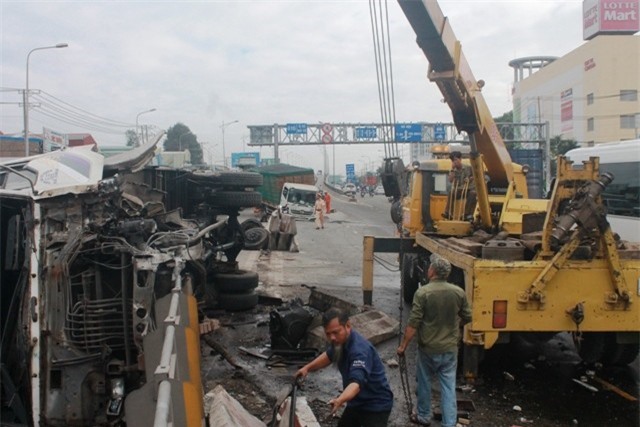 Xe tải rụng bánh trên xa lộ, tài xế nhập viện cấp cứu