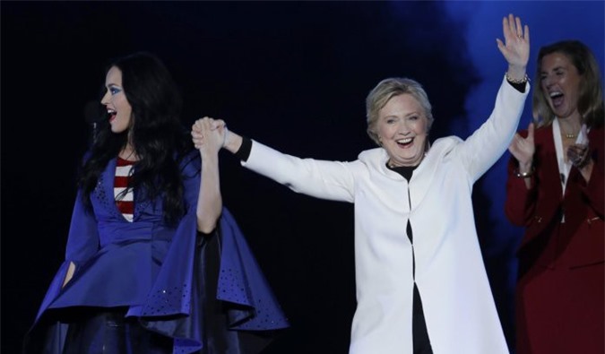 Bà Hillary Clinton nhận tin vui trước ngày bầu cử Tổng thống Mỹ