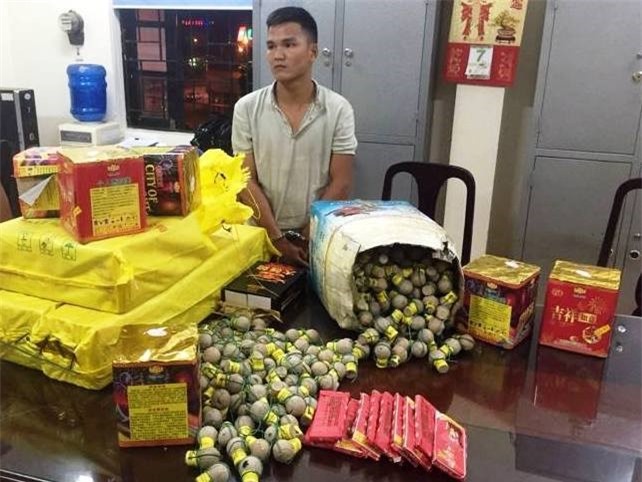 Bắt giữ hàng trăm quả pháo hình lựu đạn đang được mang đi tiêu thụ