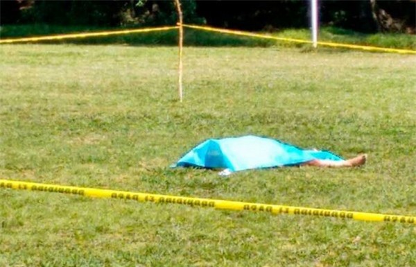 Cầu thủ dùng đầu húc chết trọng tài sau khi nhận thẻ đỏ