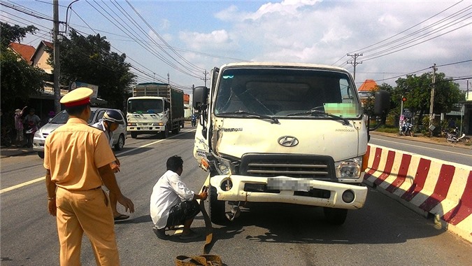 Chạy xe máy ngược chiều, một thanh niên bị tông chết