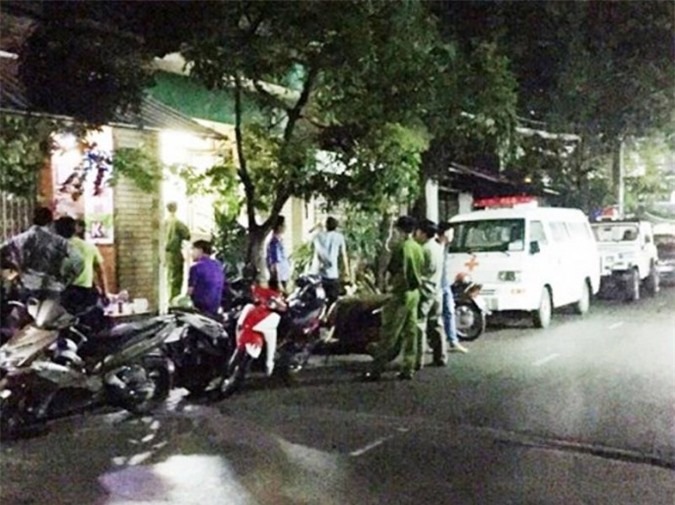 Con trai phát hiện mẹ tử vong bất thường với vết cắt ở cổ