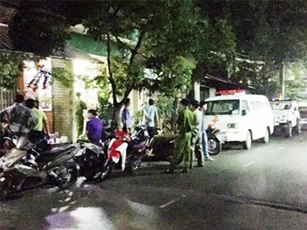 Con trai phát hiện mẹ tử vong bất thường với vết cắt ở cổ