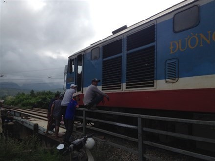 Container đâm cầu vượt, đường sắt Bắc - Nam tê liệt