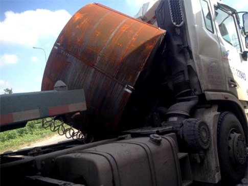 Cuộn sắt đè bẹp cabin, cầu Phú Mỹ ùn tắc nghiêm trọng