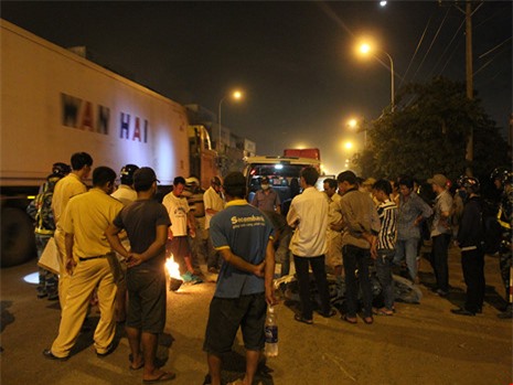 Đi làm về, nam công nhân bị xe container cán tử vong