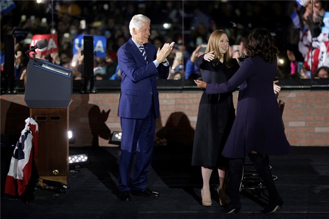 Hillary Clinton mang đội hình hùng hậu đến tranh cử phút cuối