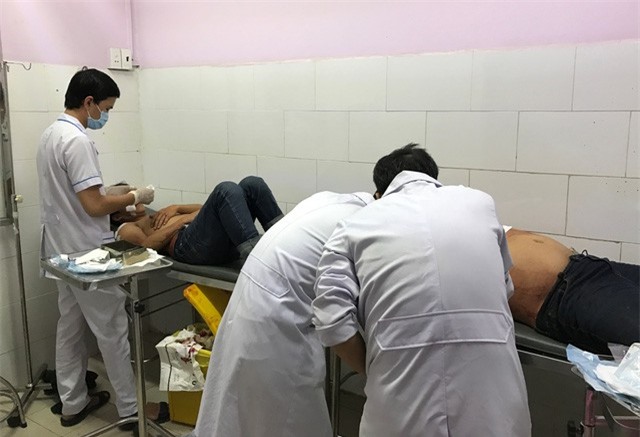 Hỗn chiến vì "nhìn đểu", 4 người trọng thương nhập viện