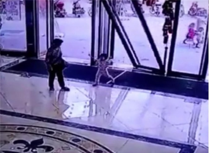 Kinh hoàng bé gái 3 tuổi bị cửa kính khổng lồ đè bẹp
