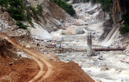 Lũ lụt miền Trung: Một công nhân lũ bị cuốn mất tích