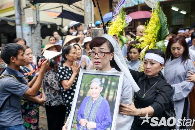 Nghệ sĩ Việt khóc nghẹn tiễn đưa NSƯT Út Bạch Lan về nơi an nghỉ