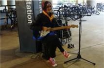 Người phụ nữ kỳ lạ cứ mỗi kỳ bầu cử Mỹ tới lại ra đường đi hát