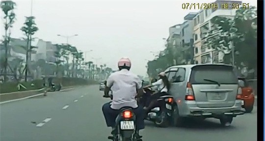 Truy tìm lái xe Innova húc ngã xe máy rồi bỏ chạy