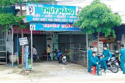 Vợ gào khóc khi thấy chồng treo cổ trong tiệm cắt tóc