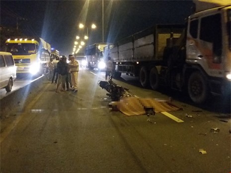Vượt xe tải trên quốc lộ, nam sinh viên bị cán tử vong