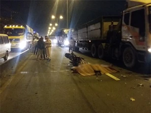 Vượt xe tải trên quốc lộ, nam sinh viên bị cán tử vong