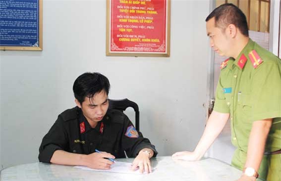 Bắt giữ kẻ giả danh cảnh sát cơ động "làm luật" trên đường