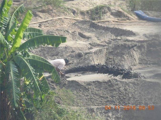 Hà Nội: Cát tặc “lộng hành”, đe dọa chân cầu Thăng Long