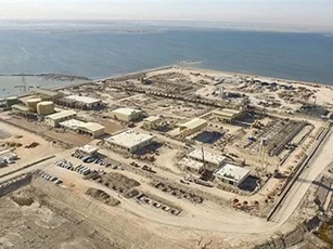 Iran bắt đầu khai thác mỏ dầu chung sở hữu với Iraq