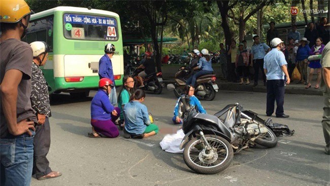 Người thân gào khóc bên thi thể người đàn ông bị xe buýt cán tử vong