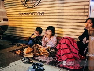 Nhiều người co ro trong đợt rét đầu đông ở Hà Nội