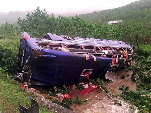 Tai nạn kinh hoàng, xe khách lật ngửa, 16 người thương vong