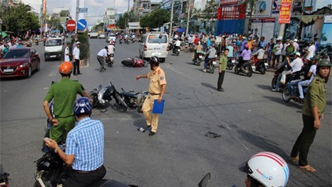 Vượt đèn đỏ, xe khách đâm liên tiếp 3 xe máy