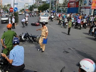 Vượt đèn đỏ, xe khách đâm liên tiếp 3 xe máy