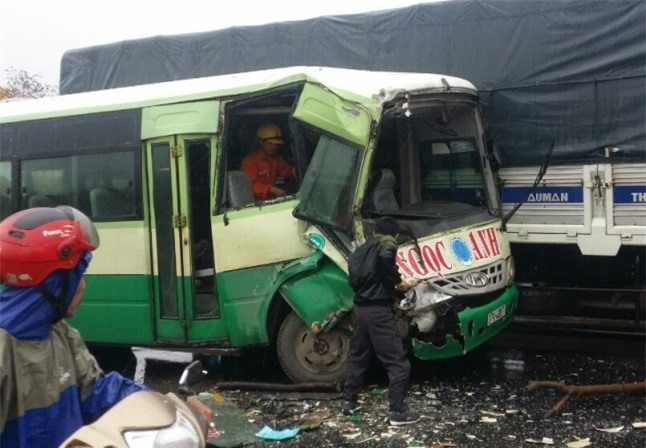 Vượt xe tải, xe buýt đâm nát đuôi xe khách, 6 người bị thương