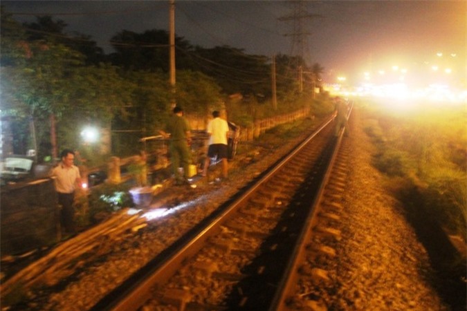 Băng qua đường ray, một người bị tàu hỏa tông tử vong