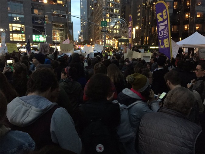 Bầu cử Mỹ: Hàng ngàn người xuống đường phản đối Donald Trump 