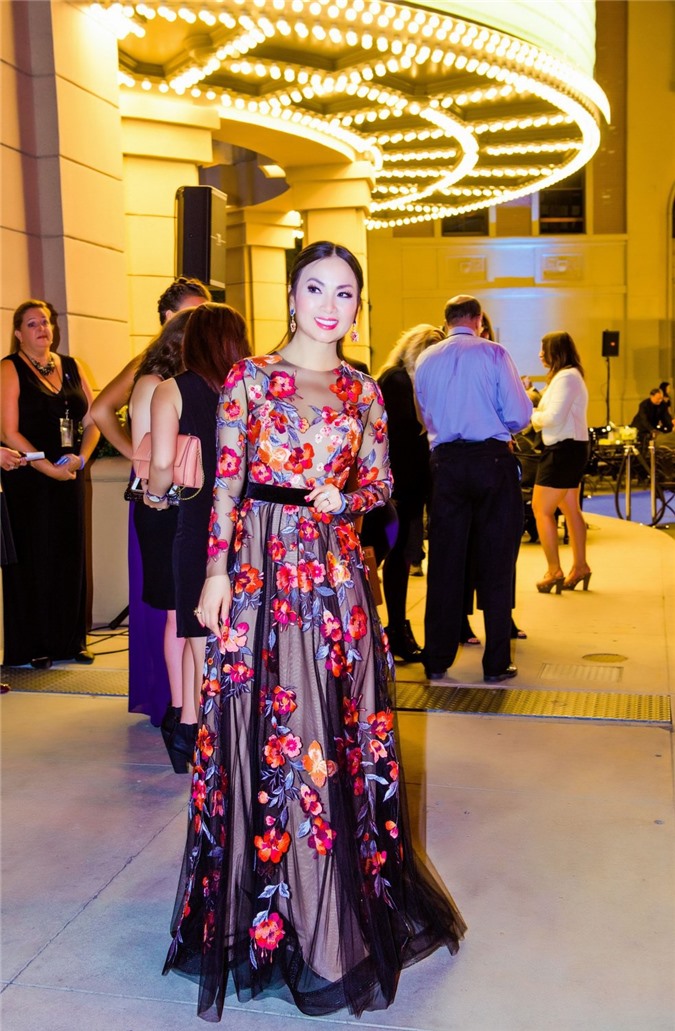 Ca sĩ Hà Phương chi 500 triệu đồng giúp đỡ người dân miền Trung