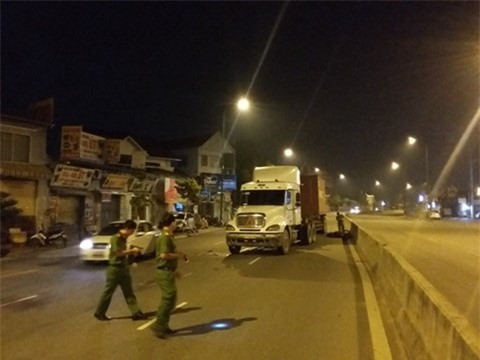  Xe máy lao vào xe container, một người tử vong