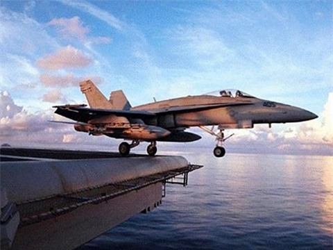 Hai máy bay của Hải quân Mỹ đâm nhau ở bang California