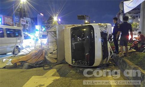 Người dân giải cứu tài xế kẹt trong xe tải bị lật trong đêm