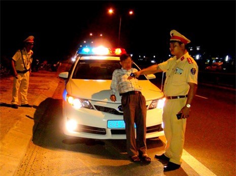 Tài xế say rượu, lăng mạ cảnh sát bị phạt gần 20 triệu đồng