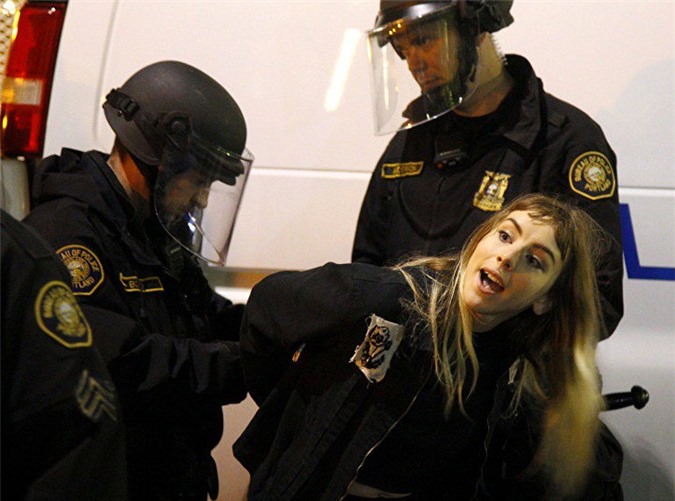 Biểu tình chống ông Donald Trump leo thang thành bạo loạn