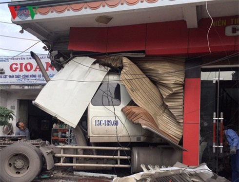 Container đâm thủng nhà dân, ngôi nhà có nguy cơ sập toàn bộ