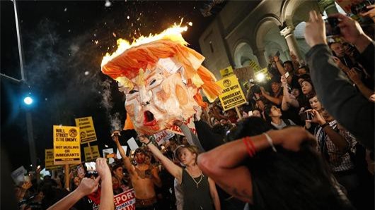 Dân Mỹ biểu tình xuyên đêm, Donald Trump lên Twitter "phản pháo"