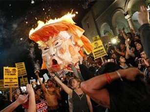Dân Mỹ biểu tình xuyên đêm, Donald Trump lên Twitter "phản pháo"
