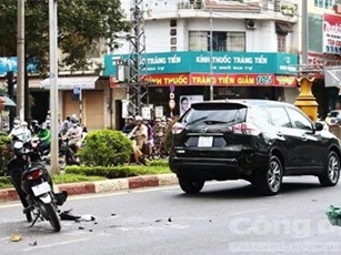 Nam thanh niên vượt đèn đỏ tông vào ô tô nguy kịch