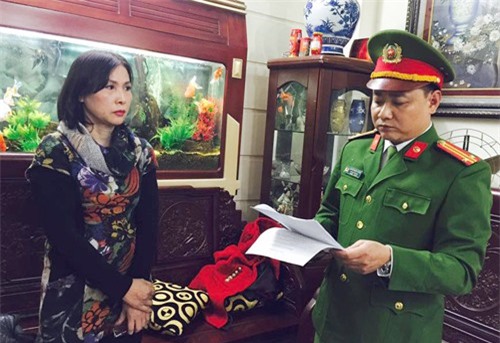 Bắt nữ giám đốc khai thác cát trái phép trên sông Hồng