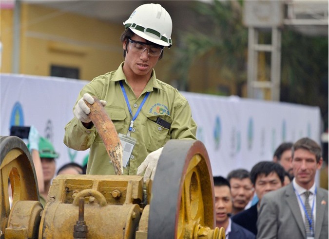 Cận cảnh tiêu hủy hơn 2 tấn ngà voi và 70 kg sừng tê giác